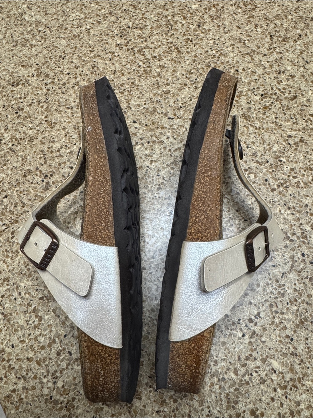 Birkenstock Gizeh Gold Leather T-Strap Toe Sandals - Picture 8 of 10